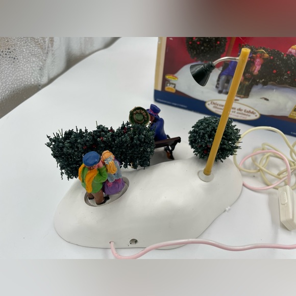 Sneak-A-Peek Animated Village Collection  2007  RETIRED - Picture 7 of 11